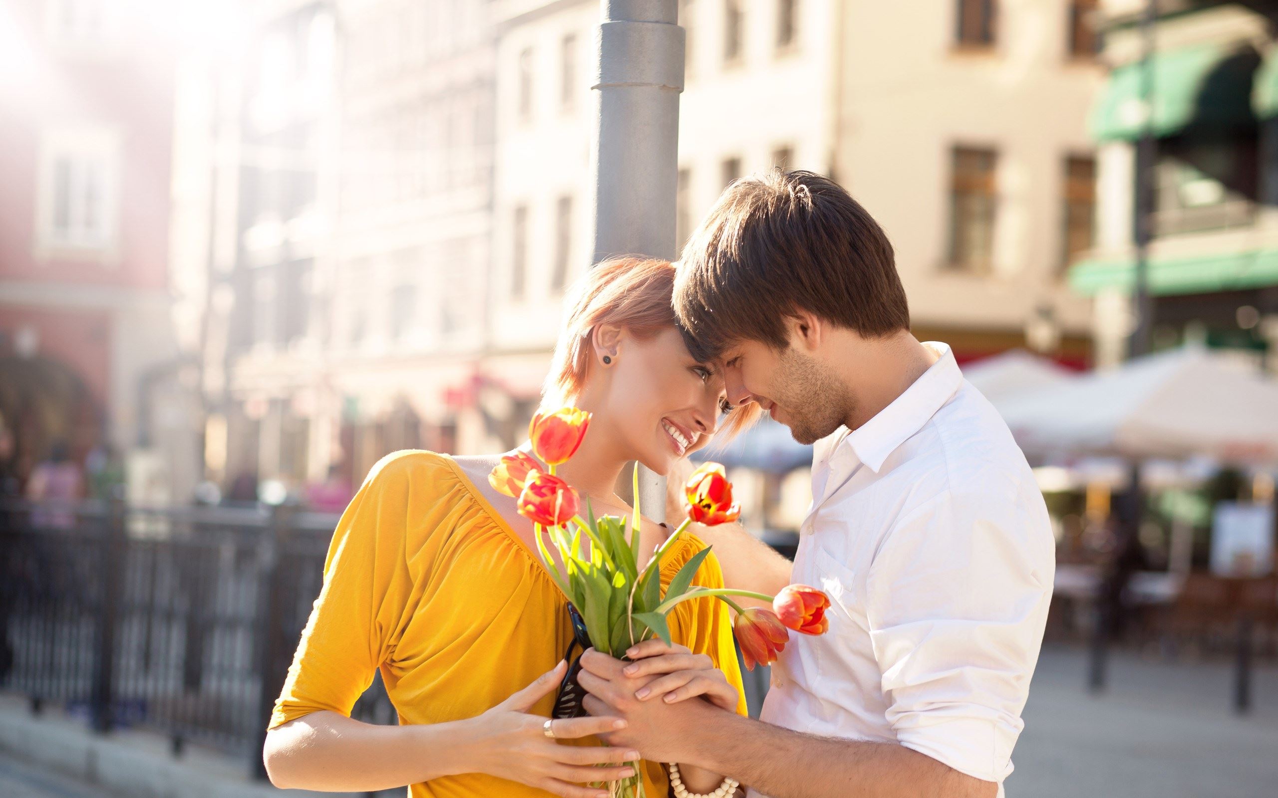 Zakochany mężczyzna daje kobiecie kwiaty