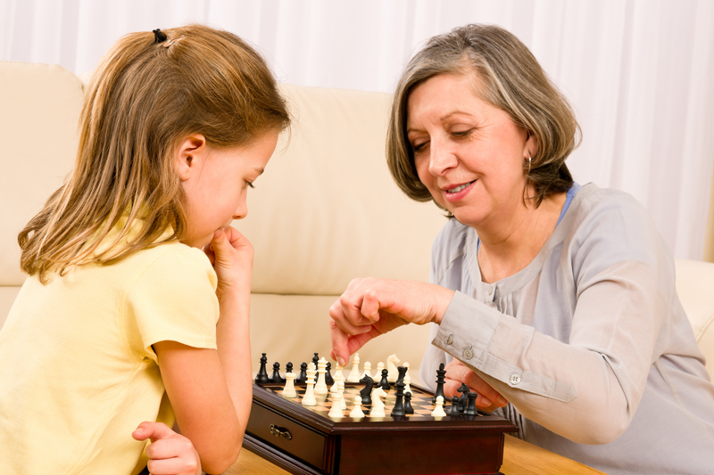 Babcia grau z wnuczką w szachy