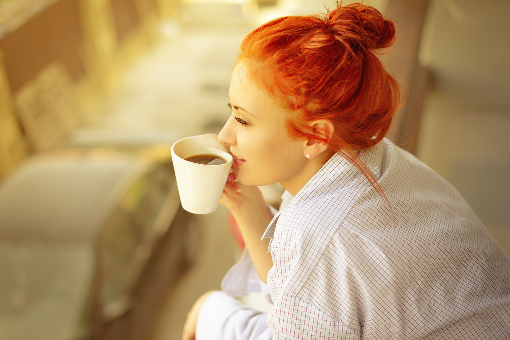Zamyślona kobieta pijąca kawę