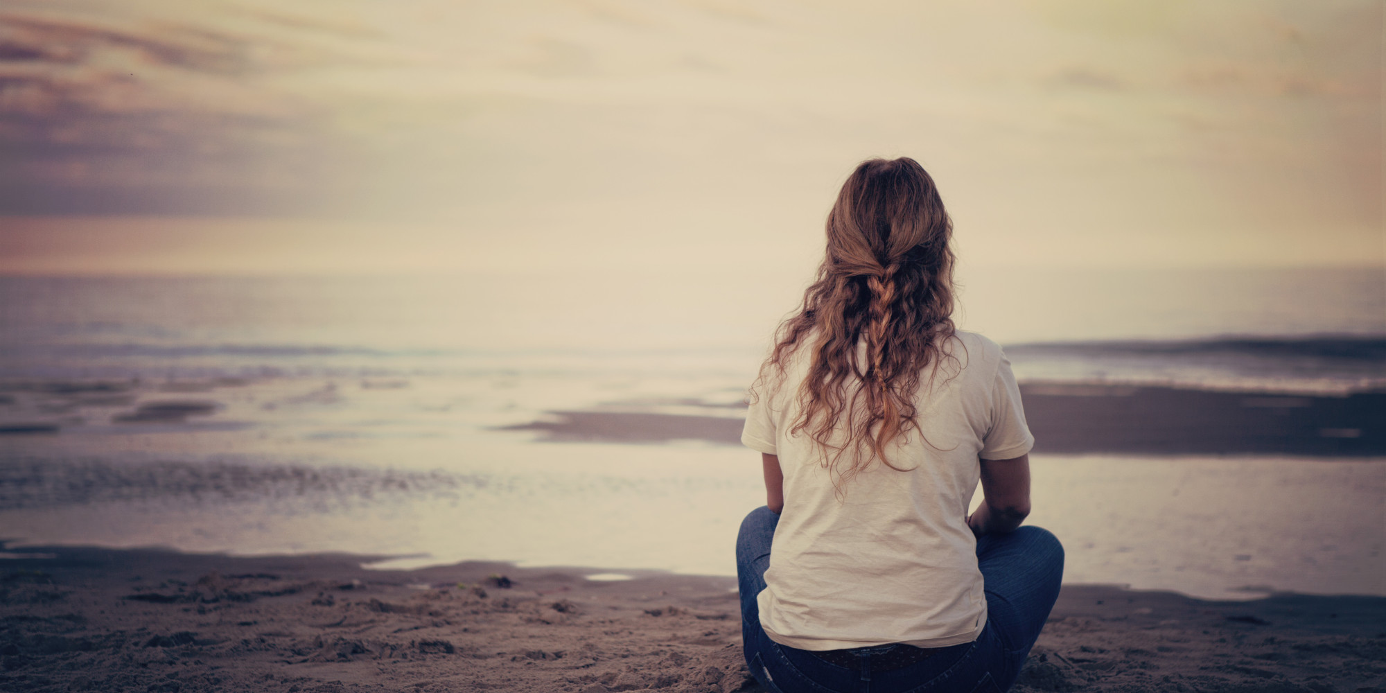 Kobieta medytująca nad morzem